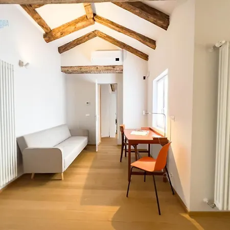 Mazzini 9 Tirabora Short Rent Triest